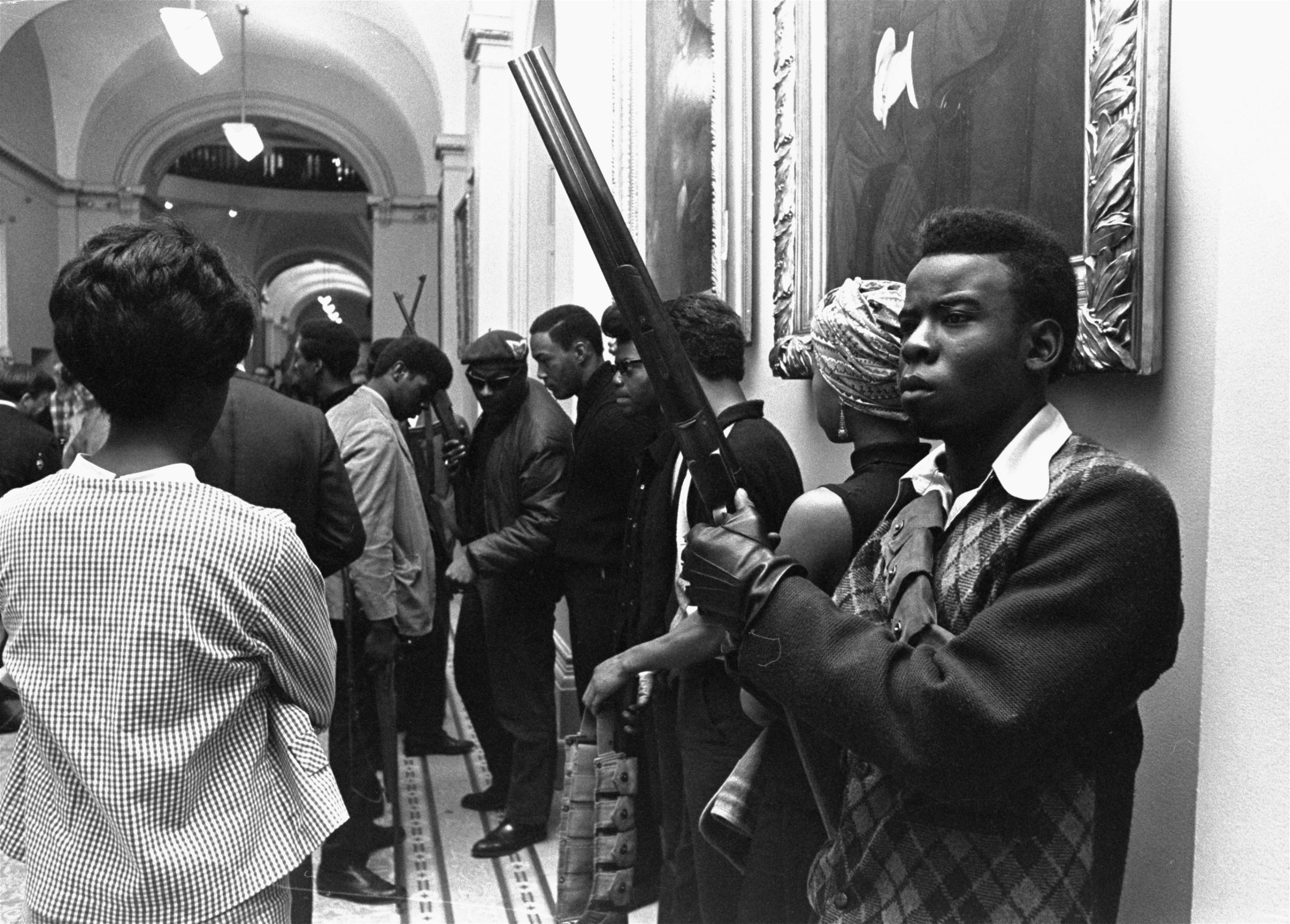 Движение чернокожих. Черные пантеры в Капитолии 1967. Джордж Джексон черные пантеры. Линчевание негров в США 1960. Черные пантеры 1960 Кеннеди.